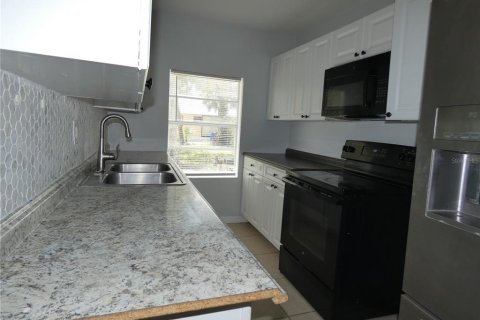 House in Fort Myers, Florida 3 bedrooms, 89.19 sq.m. № 2155447 - photo 10