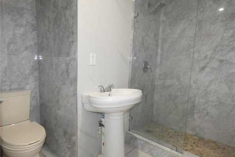 House in Fort Myers, Florida 3 bedrooms, 89.19 sq.m. № 2155447 - photo 16