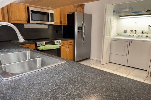 House in Dania Beach, Florida 4 bedrooms, 137.96 sq.m. № 1821727 - photo 9