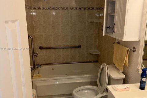 House in Dania Beach, Florida 4 bedrooms, 137.96 sq.m. № 1821727 - photo 13