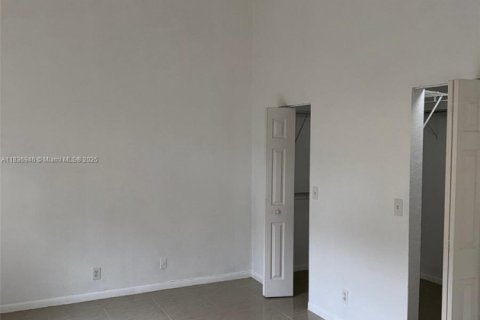 House in Dania Beach, Florida 4 bedrooms, 137.96 sq.m. № 1821727 - photo 12
