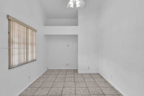 House in Dania Beach, Florida 4 bedrooms, 137.96 sq.m. № 1821727 - photo 21