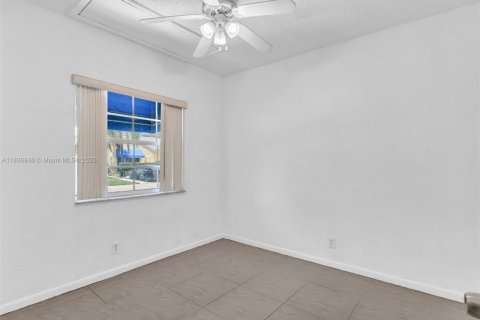 House in Dania Beach, Florida 4 bedrooms, 137.96 sq.m. № 1821727 - photo 25
