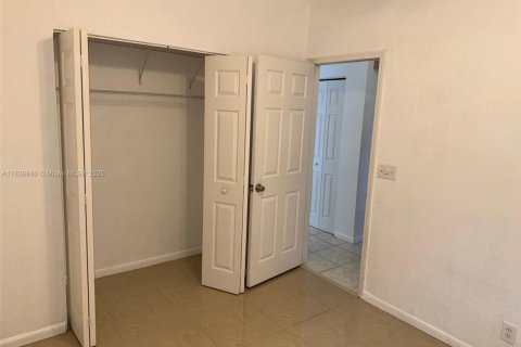 House in Dania Beach, Florida 4 bedrooms, 137.96 sq.m. № 1821727 - photo 5
