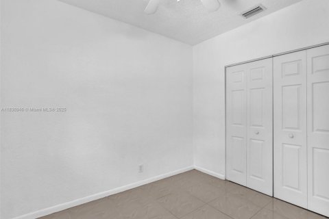 House in Dania Beach, Florida 4 bedrooms, 137.96 sq.m. № 1821727 - photo 27