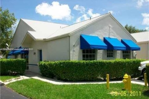 House in Dania Beach, Florida 4 bedrooms, 137.96 sq.m. № 1821727 - photo 1