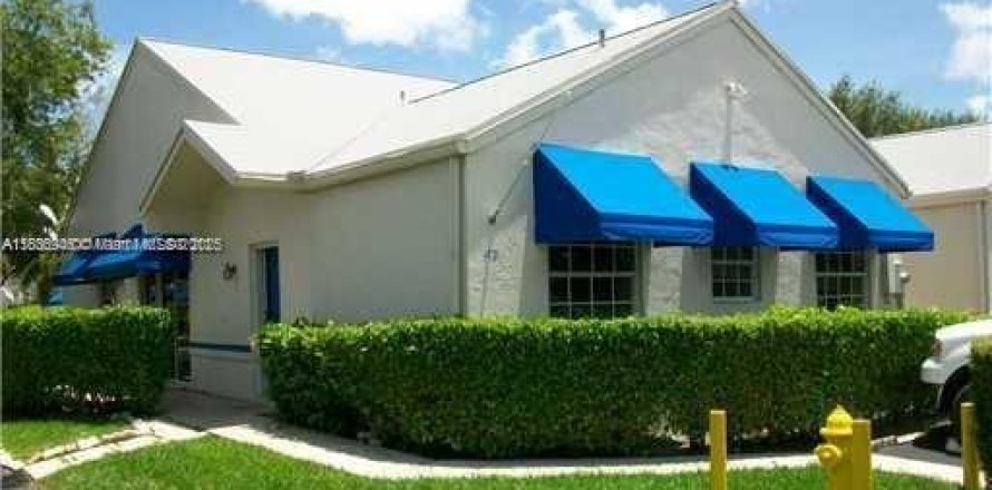 House in Dania Beach, Florida 4 bedrooms, 137.96 sq.m. № 1821727
