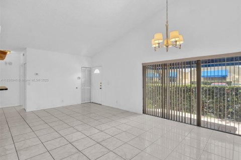 House in Dania Beach, Florida 4 bedrooms, 137.96 sq.m. № 1821727 - photo 16