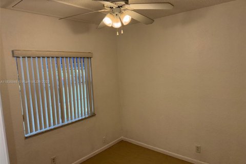 House in Dania Beach, Florida 4 bedrooms, 137.96 sq.m. № 1821727 - photo 4