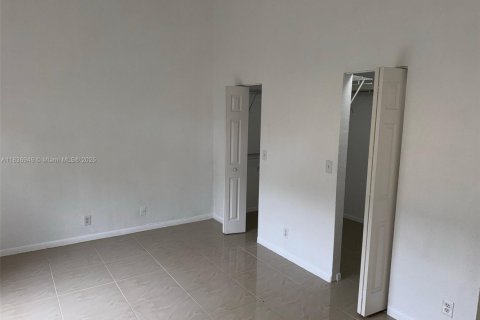 House in Dania Beach, Florida 4 bedrooms, 137.96 sq.m. № 1821727 - photo 11