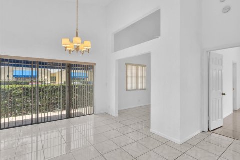 House in Dania Beach, Florida 4 bedrooms, 137.96 sq.m. № 1821727 - photo 20