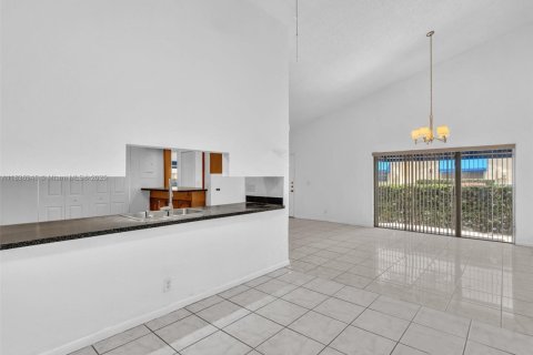 House in Dania Beach, Florida 4 bedrooms, 137.96 sq.m. № 1821727 - photo 18