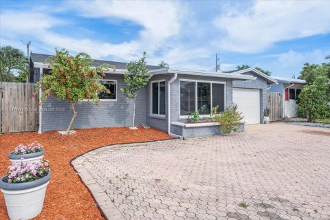 Casa en venta en Pompano Beach, Florida, 3 dormitorios, 174.84 m2 № 1857004 - foto 2
