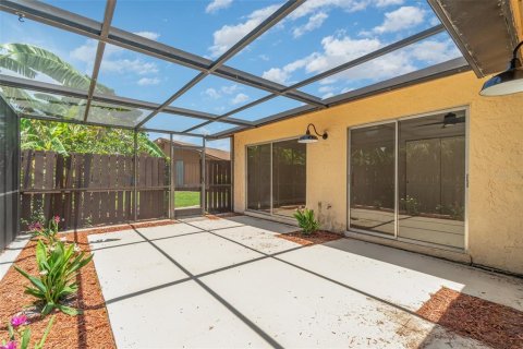 House in Fort Myers, Florida 2 bedrooms, 93.46 sq.m. № 1831565 - photo 2