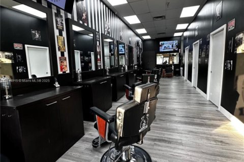 Commercial property in Hialeah, Florida № 1684187 - photo 3