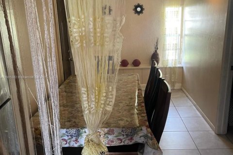 Villa ou maison à vendre à Miami, Floride: 3 chambres, 117.89 m2 № 2054043 - photo 17