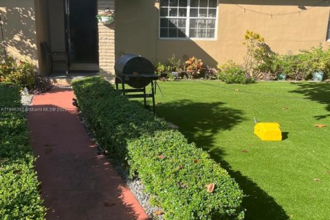 Villa ou maison à vendre à Miami, Floride: 3 chambres, 117.89 m2 № 2054043 - photo 1