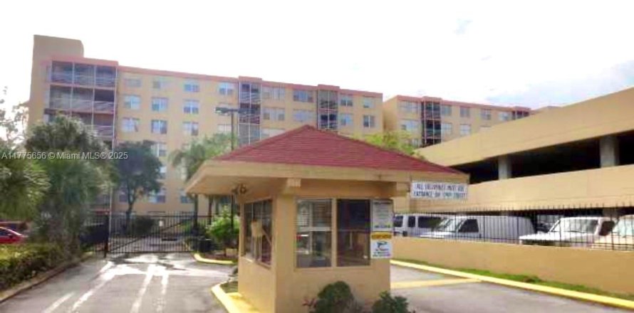 Condo in North Miami Beach, Florida, 2 bedrooms  № 1861385