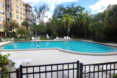 Condo in North Miami Beach, Florida, 2 bedrooms  № 1861385 - photo 2