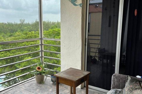 Condo in North Miami Beach, Florida, 2 bedrooms  № 1861385 - photo 16