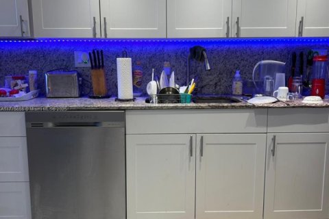 Condo in North Miami Beach, Florida, 2 bedrooms  № 1861385 - photo 3