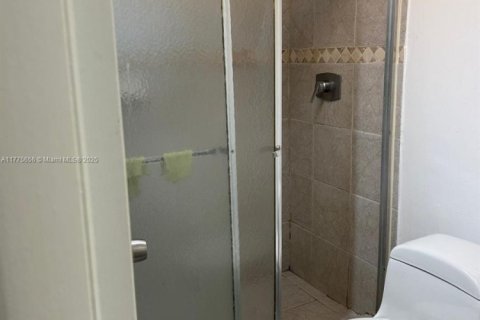 Condo in North Miami Beach, Florida, 2 bedrooms  № 1861385 - photo 12