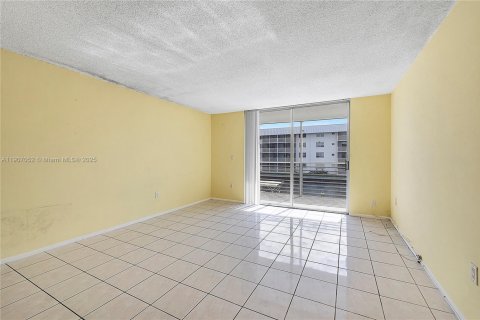Condominio en alquiler en North Miami Beach, Florida, 2 dormitorios, 100.8 m2 № 2012515 - foto 7