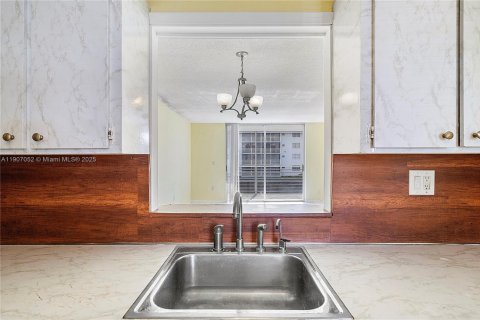Condominio en alquiler en North Miami Beach, Florida, 2 dormitorios, 100.8 m2 № 2012515 - foto 6