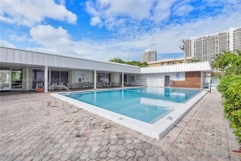 Condominio en alquiler en North Miami Beach, Florida, 2 dormitorios, 100.8 m2 № 2012515 - foto 20