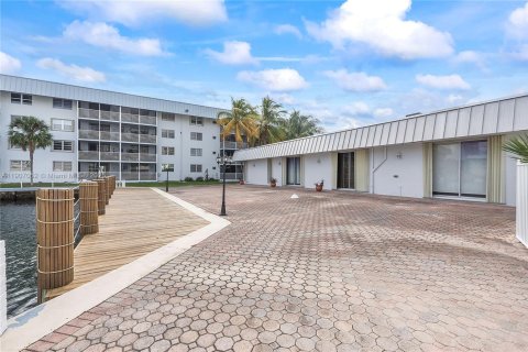 Condominio en alquiler en North Miami Beach, Florida, 2 dormitorios, 100.8 m2 № 2012515 - foto 21