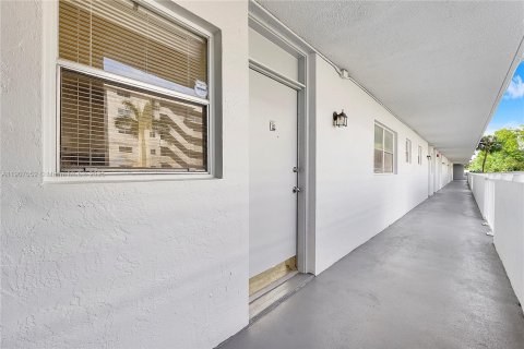 Condominio en alquiler en North Miami Beach, Florida, 2 dormitorios, 100.8 m2 № 2012515 - foto 4