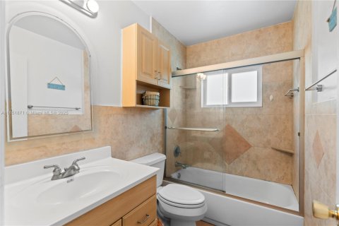 House in Fort Lauderdale, Florida 3 bedrooms, 145.86 sq.m. № 1871460 - photo 27