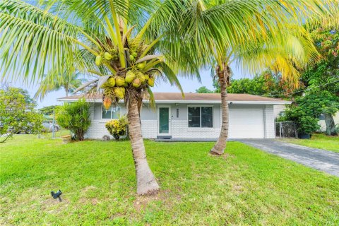House in Fort Lauderdale, Florida 3 bedrooms, 145.86 sq.m. № 1871460 - photo 1