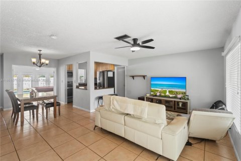 House in Fort Lauderdale, Florida 3 bedrooms, 145.86 sq.m. № 1871460 - photo 13