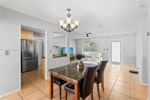 House in Fort Lauderdale, Florida 3 bedrooms, 145.86 sq.m. № 1871460 - photo 9