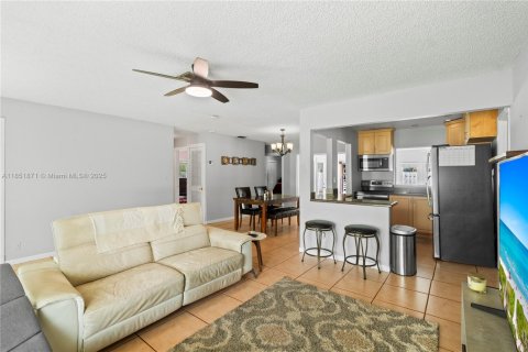 House in Fort Lauderdale, Florida 3 bedrooms, 145.86 sq.m. № 1871460 - photo 10