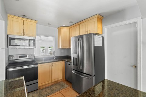 House in Fort Lauderdale, Florida 3 bedrooms, 145.86 sq.m. № 1871460 - photo 3