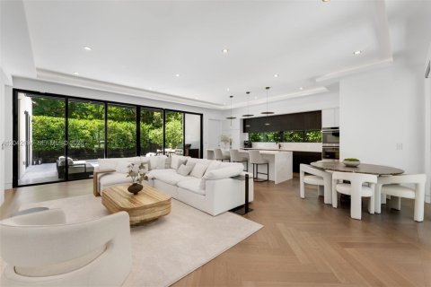 House in Biscayne Park, Florida 3 bedrooms, 210.89 sq.m. № 2173560