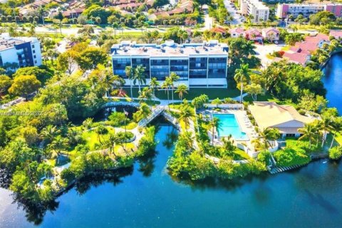 Condo in Dania Beach, Florida, 2 bedrooms  № 1968989 - photo 13