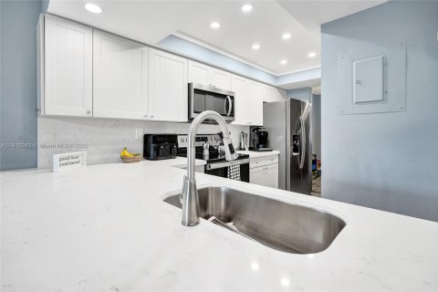 Condo in Dania Beach, Florida, 2 bedrooms  № 1968989 - photo 27