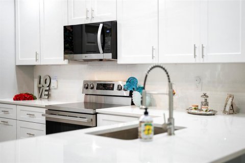 Apartment in Port Charlotte, Florida 3 bedrooms, 115.85 sq.m. № 2267321 - photo 10