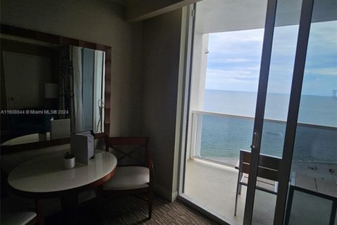 Condo in Sunny Isles Beach, Florida  № 1874647 - photo 7