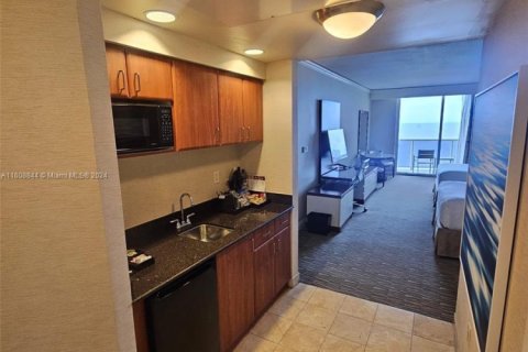 Condo in Sunny Isles Beach, Florida  № 1874647 - photo 1