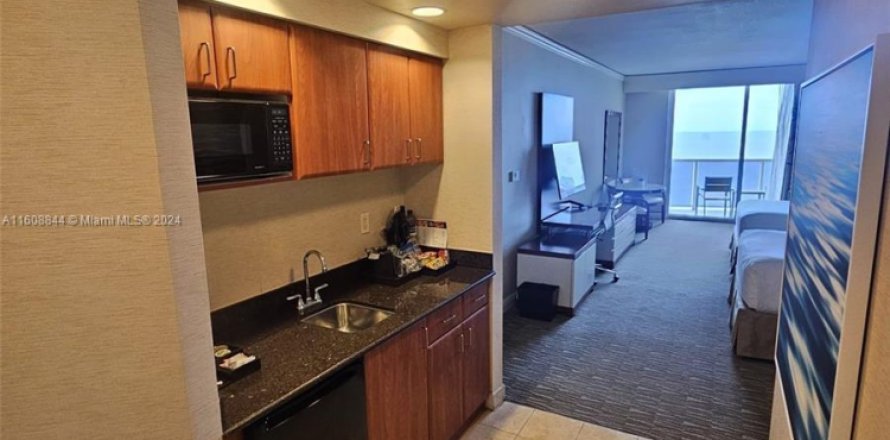 Studio in the Condo in Sunny Isles Beach, Florida  № 1874647