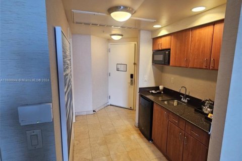 Condo in Sunny Isles Beach, Florida  № 1874647 - photo 4