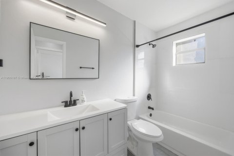 House in Homestead, Florida 3 bedrooms, 128.11 sq.m. № 1956870 - photo 30