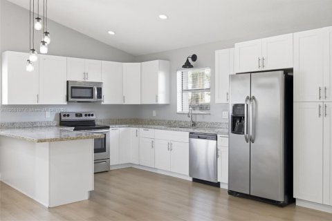 House in Homestead, Florida 3 bedrooms, 128.11 sq.m. № 1956870 - photo 12