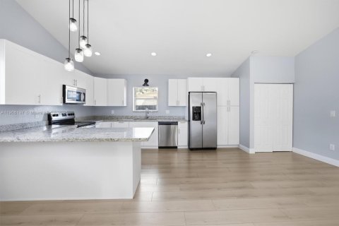 House in Homestead, Florida 3 bedrooms, 128.11 sq.m. № 1956870 - photo 10