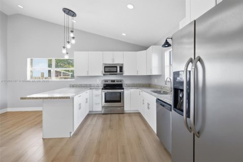 House in Homestead, Florida 3 bedrooms, 128.11 sq.m. № 1956870 - photo 11