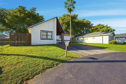 House in Homestead, Florida 3 bedrooms, 128.11 sq.m. № 1956870 - photo 2